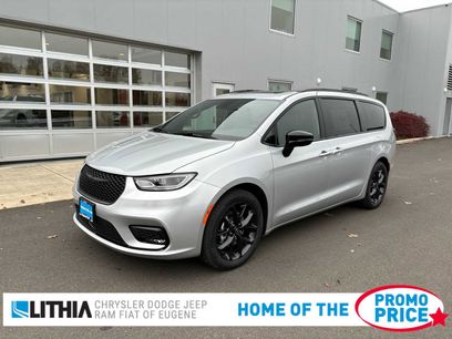 New 2026 Chrysler Pacifica Select