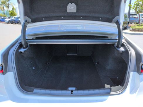 Used 2025 BMW i7 xDrive60 AWD/4WD image 32