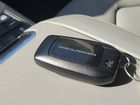 Used 2024 Toyota Highlander XLE AWD/4WD image 40
