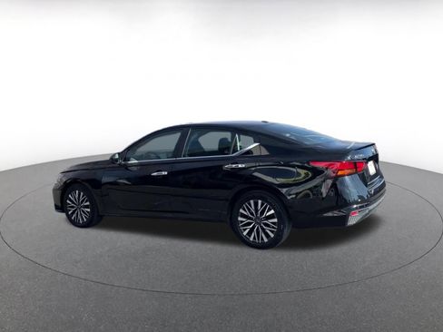 Used 2025 Nissan Altima 2.5 SV image 10