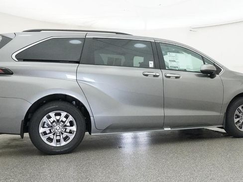New 2026 Toyota Sienna XLE FWD image 15