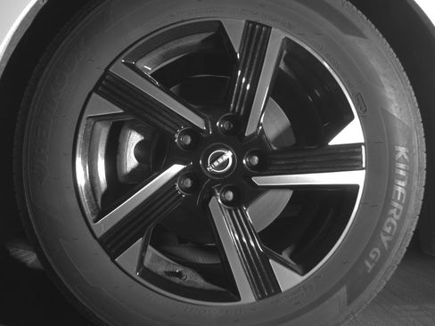 Used 2025 Nissan Sentra SV FWD image 9