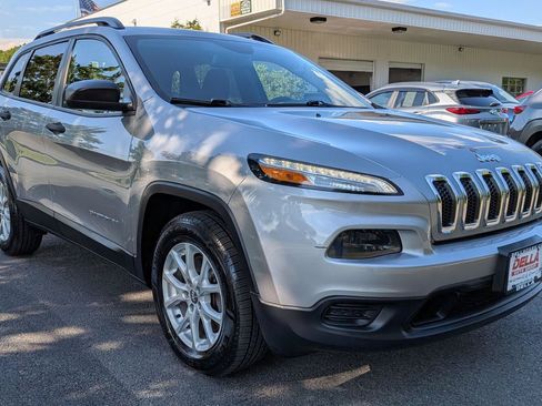 Used 2016 Jeep Cherokee Sport w/ Cold Weather Group AWD/4WD image 5