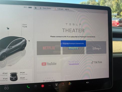 Used 2023 Tesla Model 3 Standard Range image 32