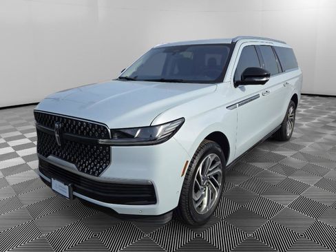 Used 2025 Lincoln Navigator L Reserve image 3