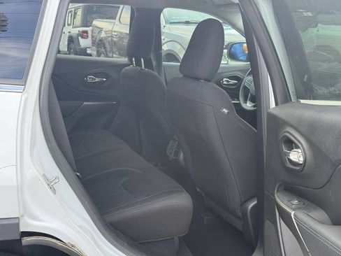 Used 2019 Jeep Cherokee Latitude w/ Popular Appearance Group FWD image 30