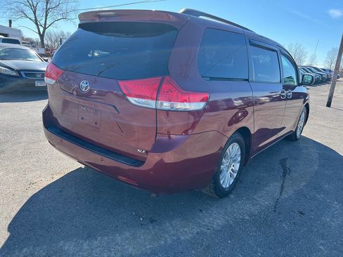 Used 2012 Toyota Sienna XLE w/ Entertainment Pkg image 5