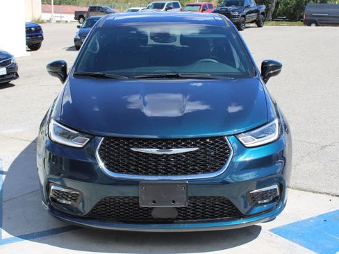 Used 2025 Chrysler Pacifica Select FWD image 2