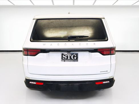 Used 2024 Jeep Wagoneer L Series III w/ Flexible Seating Group image 5