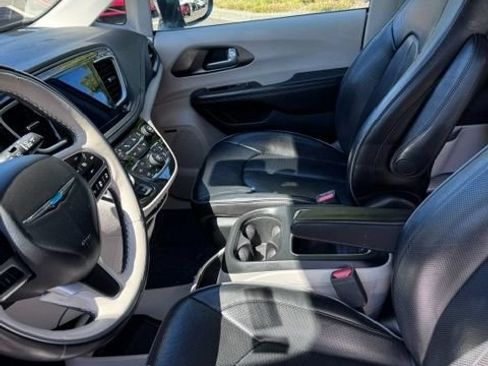 Used 2018 Chrysler Pacifica Limited w/ Advanced Safetytec Group FWD image 11