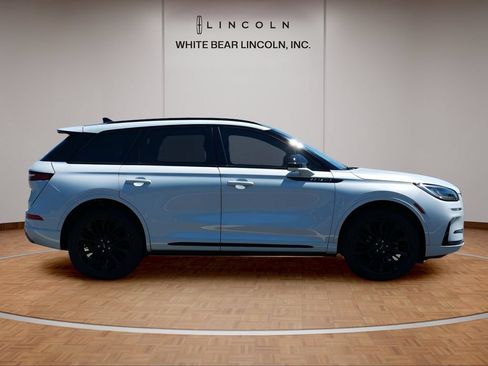 Used 2025 Lincoln Corsair AWD w/ Equipment Group 101A image 4