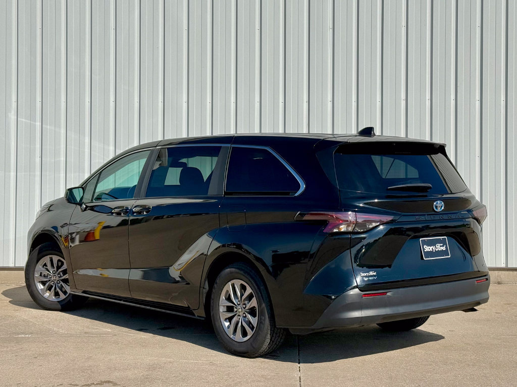 Used 2025 Toyota Sienna LE FWD image 4