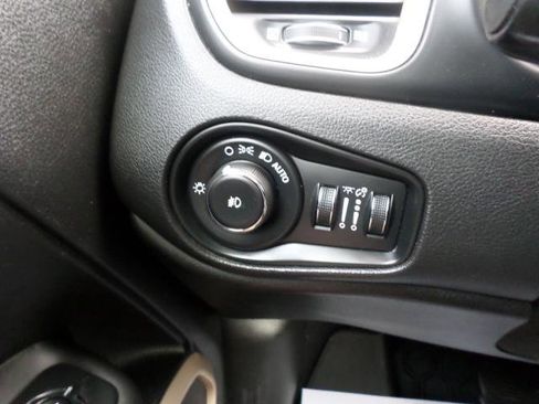 Used 2015 Jeep Renegade Limited w/ Advanced Technology Group image 21