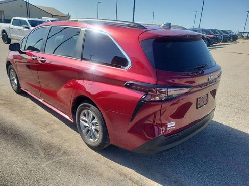 Used 2025 Toyota Sienna XLE FWD image 5