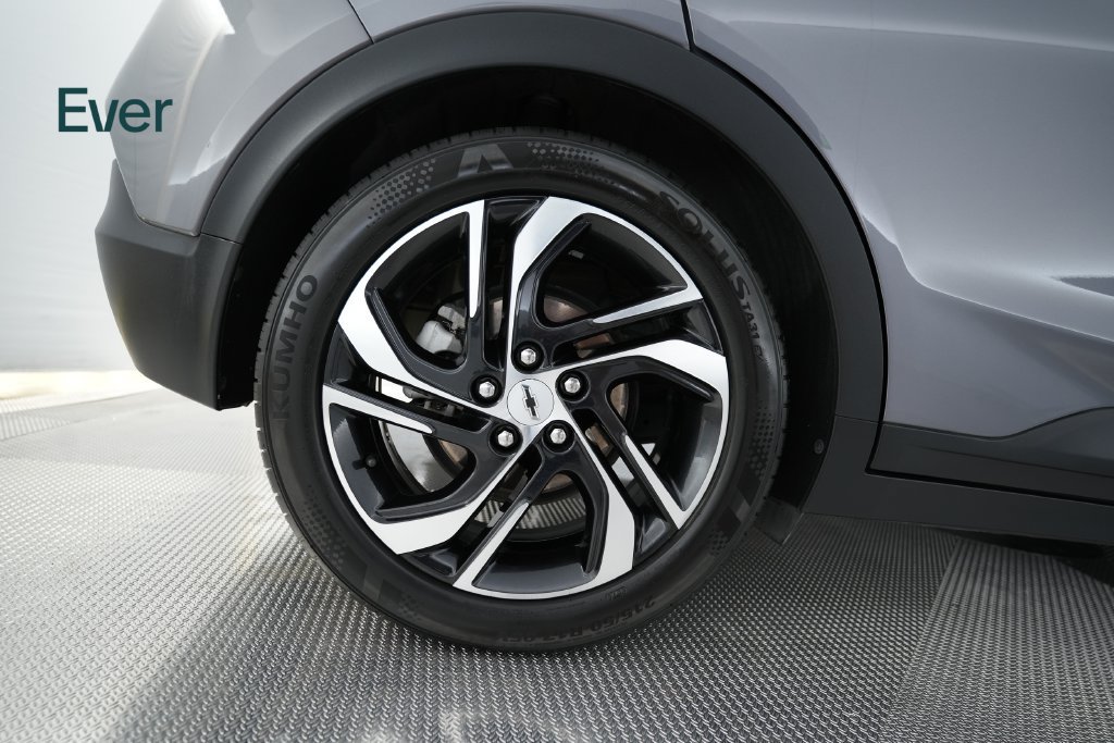 Used 2022 Chevrolet Bolt LT w/ Infotainment Package FWD image 9