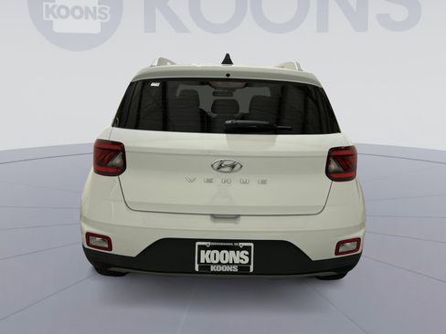 Used 2022 Hyundai Venue SEL FWD image 10