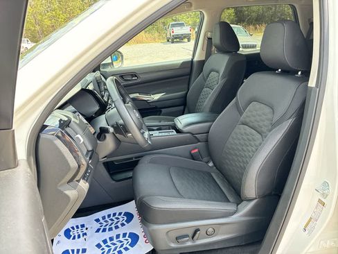 Used 2025 Nissan Pathfinder SV image 18