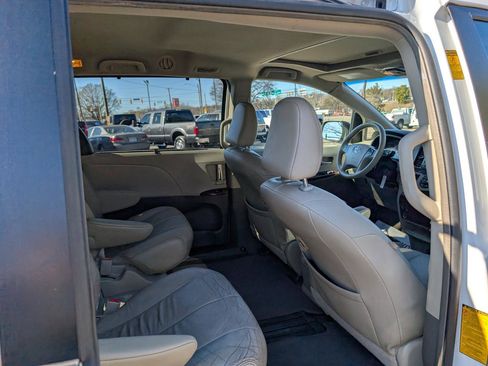 Used 2014 Toyota Sienna XLE image 22