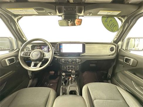 Used 2024 Jeep Wrangler Unlimited Sahara w/ Technology Group image 32