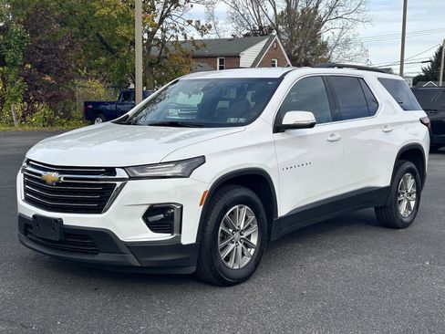 Used 2023 Chevrolet Traverse LT image 3