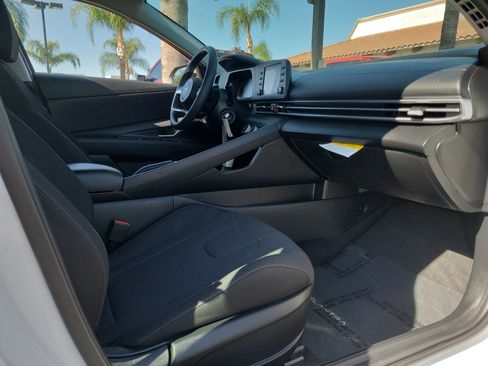 Certified 2025 Hyundai Elantra SE FWD image 21