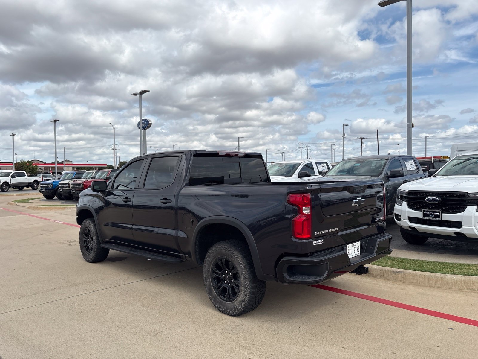 Used 2023 Chevrolet Silverado 1500 ZR2 w/ Technology Package AWD/4WD image 9