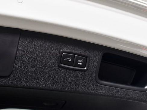 Used 2025 Porsche Macan AWD/4WD image 39