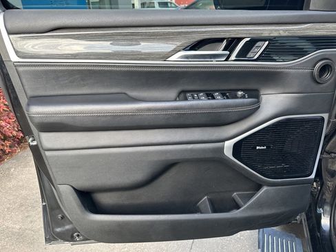 Used 2022 Jeep Wagoneer Series III w/ Premium Group I image 17