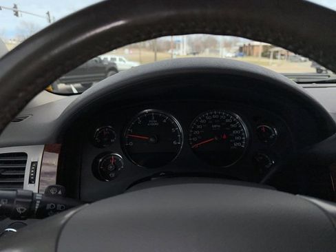 Used 2011 GMC Yukon XL 2500 SLT w/ SLT-2 Equipment Package image 42