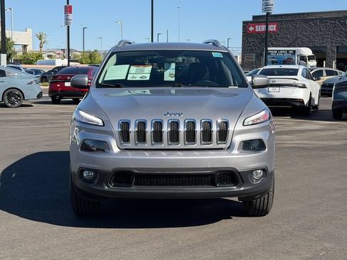 Used 2018 Jeep Cherokee Latitude Plus w/ Comfort/Convenience Group AWD/4WD image 10
