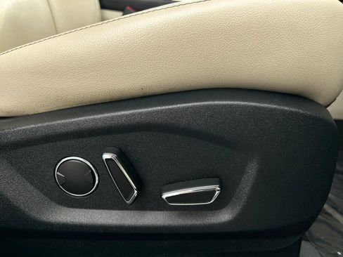 Used 2018 Ford Edge Titanium w/ Technology Package AWD/4WD image 16
