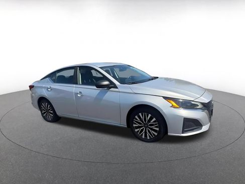 Used 2024 Nissan Altima 2.5 SV FWD image 2