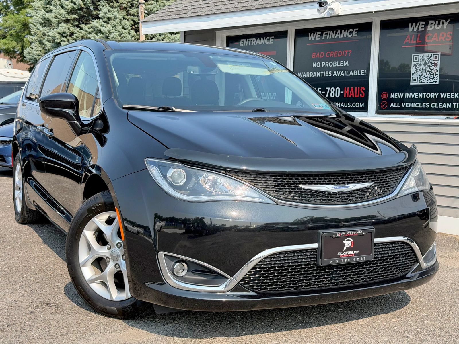 Used 2020 Chrysler Pacifica Touring w/ Tire & Wheel Group FWD image 16
