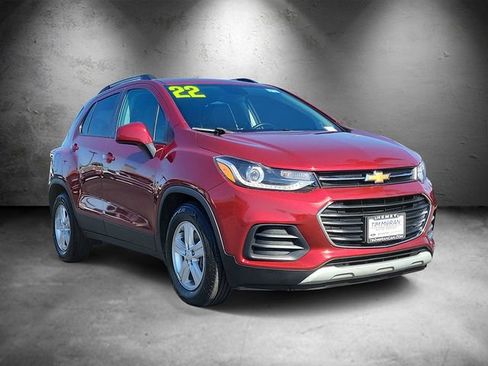 Used 2022 Chevrolet Trax LT w/ LT Convenience Package FWD image 2