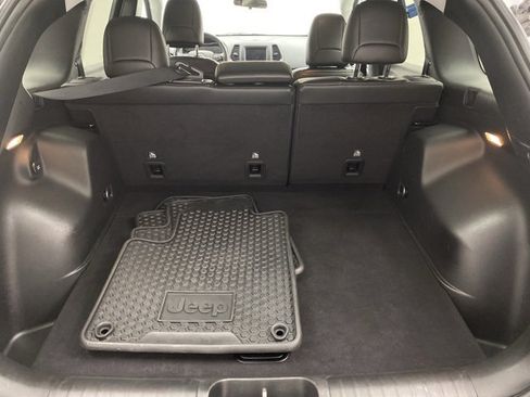 Used 2019 Jeep Cherokee Latitude Plus AWD/4WD image 15