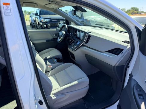 Used 2018 Toyota Sienna LE FWD image 17
