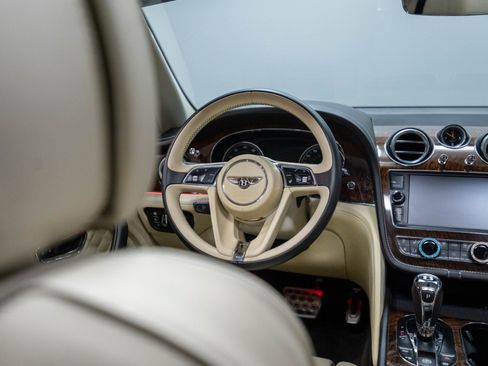Used 2017 Bentley Bentayga AWD/4WD image 40