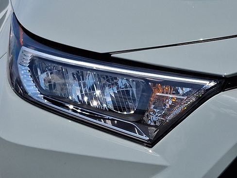 Used 2021 Toyota RAV4 XLE w/ Convenience Package AWD/4WD image 9