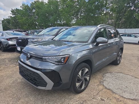 Used 2025 Volkswagen Taos SE AWD/4WD image 1