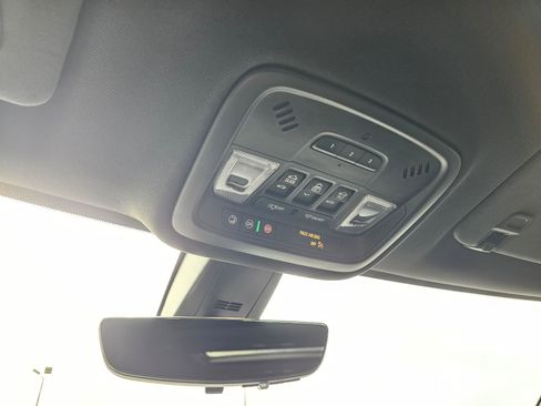 Used 2023 Chevrolet Traverse RS image 27