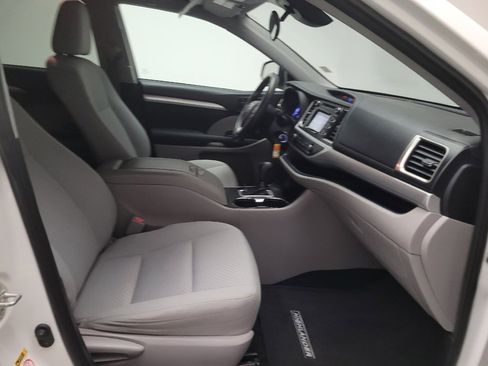 Used 2019 Toyota Highlander LE w/ Carpet Mat Package (TMS) FWD image 21