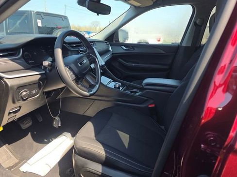 Used 2024 Jeep Grand Cherokee Laredo X AWD/4WD image 14