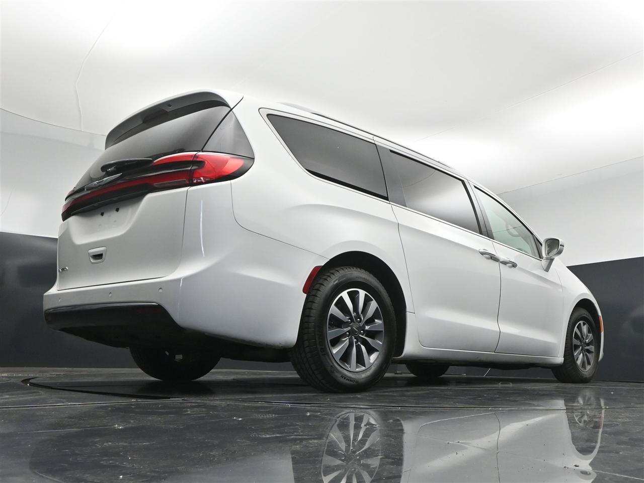 Used 2021 Chrysler Pacifica Touring-L FWD image 22