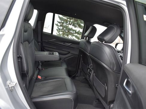 Used 2024 Jeep Grand Cherokee Altitude image 32