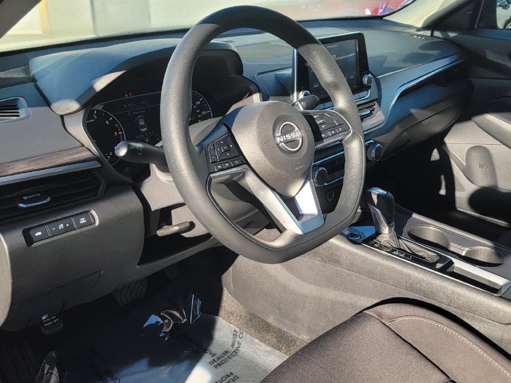 Used 2025 Nissan Altima 2.5 SV FWD image 12