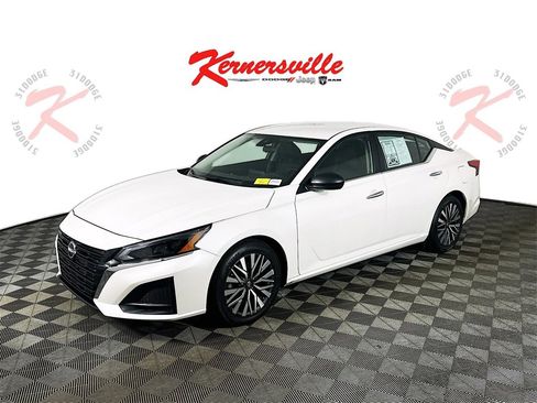 Used 2024 Nissan Altima 2.5 SV image 3