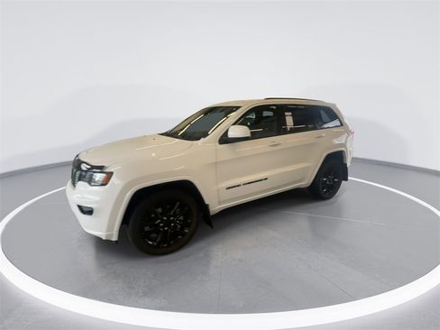 Used 2022 Jeep Grand Cherokee Laredo X image 4