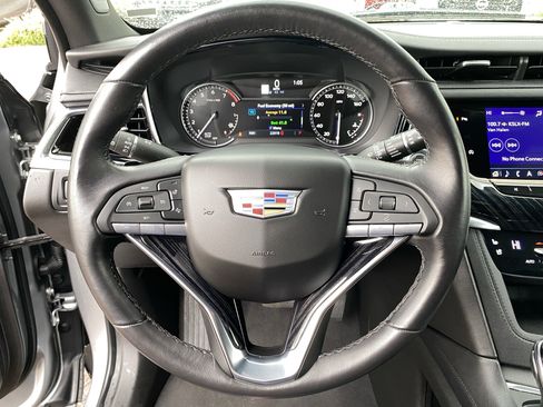 Used 2025 Cadillac XT6 Premium Luxury image 28