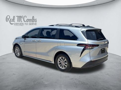 Used 2023 Toyota Sienna LE FWD image 3