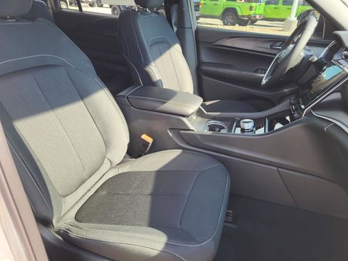 New 2025 Jeep Grand Cherokee L Laredo image 10